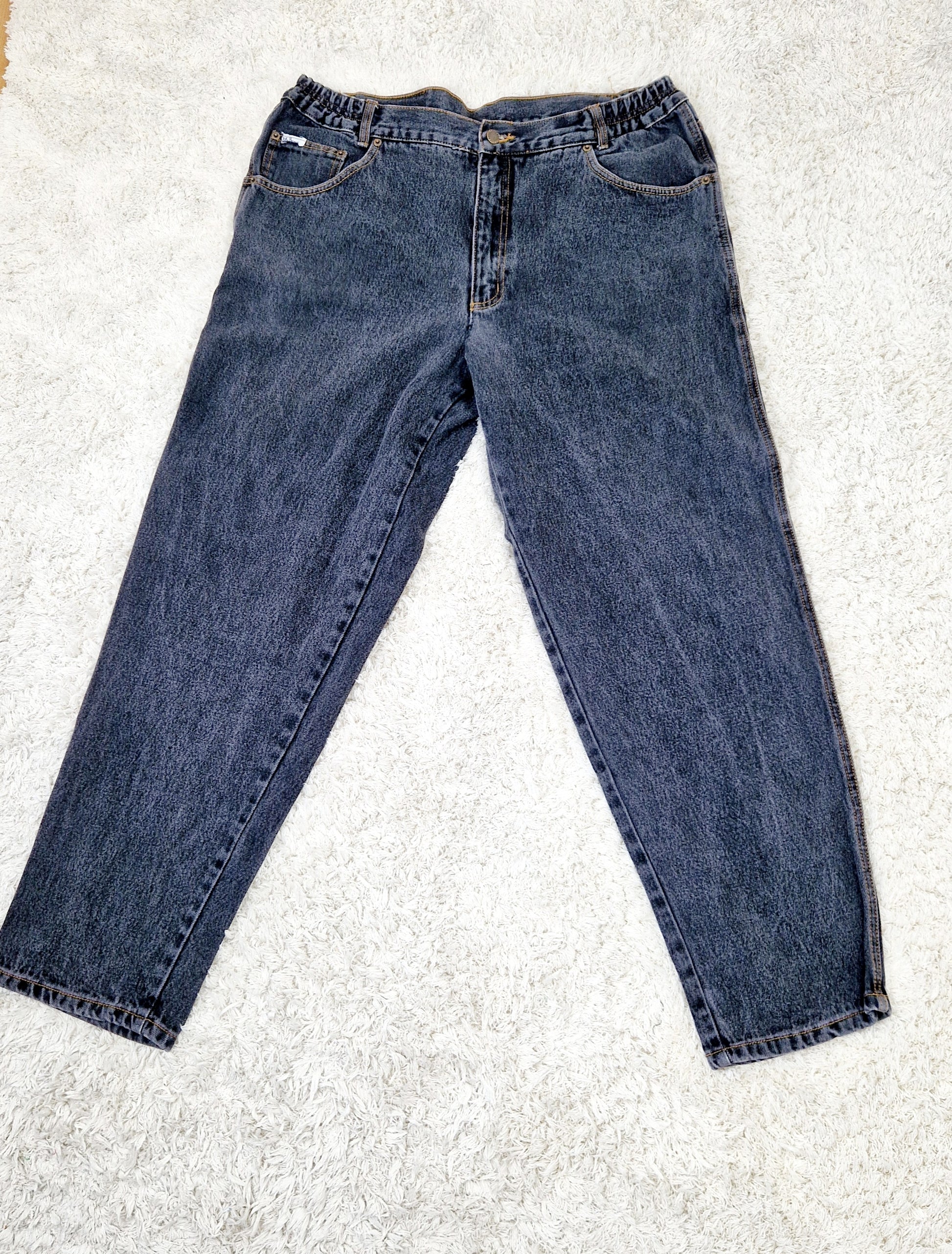 Einzigartige und nachhaltige Vintage Jeans in schwarz, comfort fit. Unique and sustainable vintage jeans in black, comfort fit. Front.