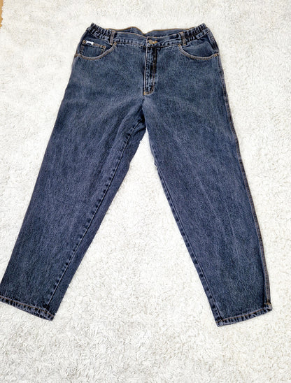 Einzigartige und nachhaltige Vintage Jeans in schwarz, comfort fit. Unique and sustainable vintage jeans in black, comfort fit. Front.