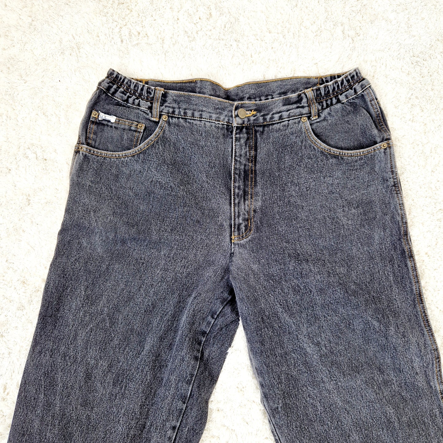 Einzigartige und nachhaltige Vintage Jeans in schwarz, comfort fit. Unique and sustainable vintage jeans in black, comfort fit. Close-up.