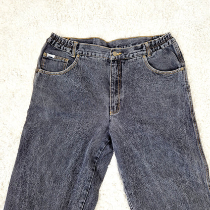 Einzigartige und nachhaltige Vintage Jeans in schwarz, comfort fit. Unique and sustainable vintage jeans in black, comfort fit. Close-up.