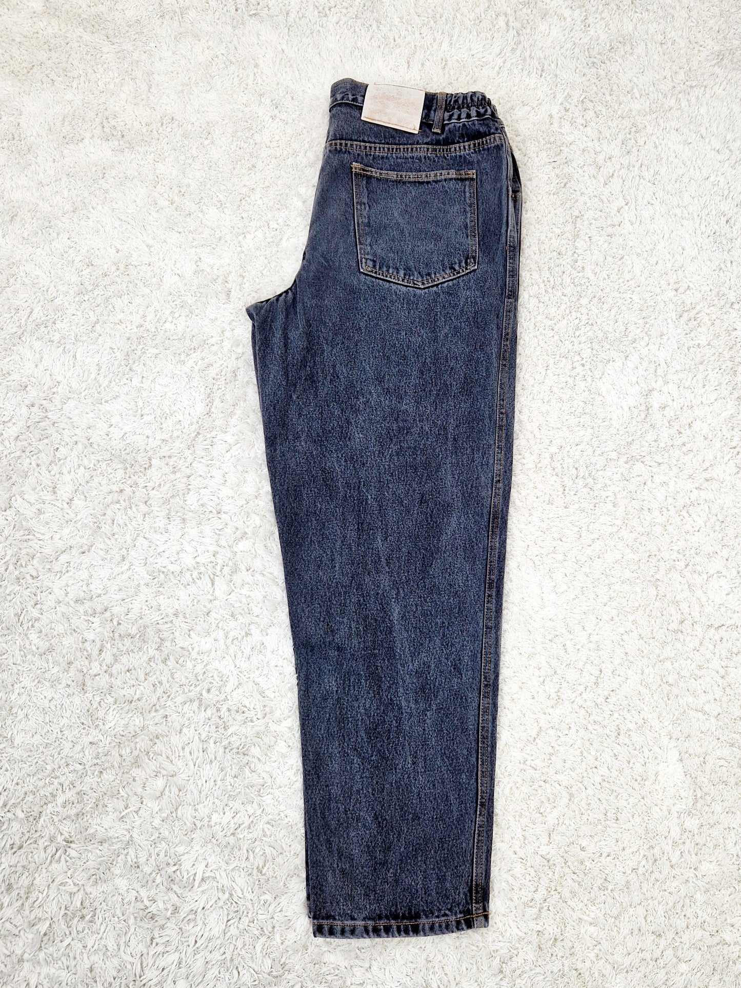 Einzigartige und nachhaltige Vintage Jeans in schwarz, comfort fit. Unique and sustainable vintage jeans in black, comfort fit. Side.