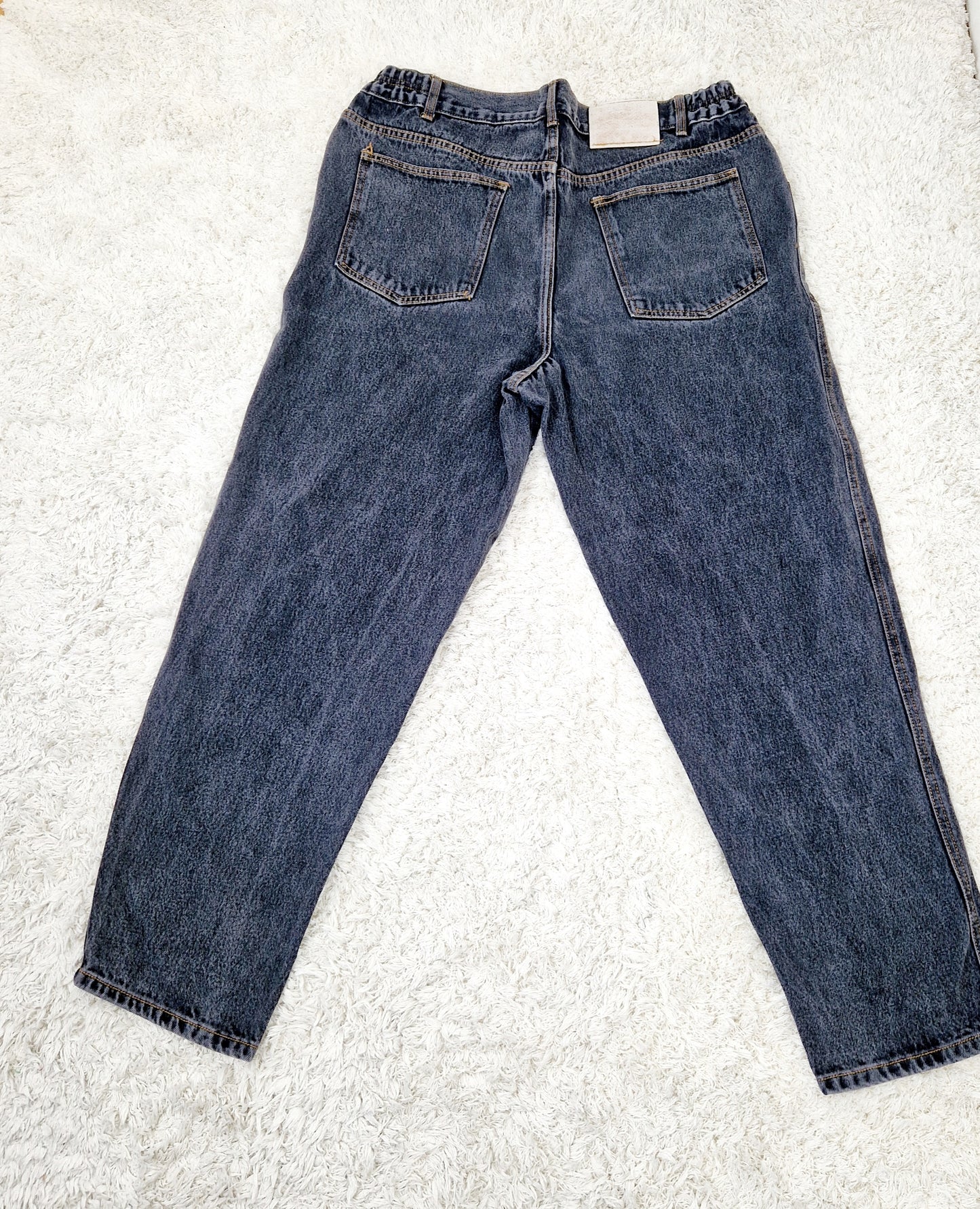 Einzigartige und nachhaltige Vintage Jeans in schwarz, comfort fit. Unique and sustainable vintage jeans in black, comfort fit. Back.