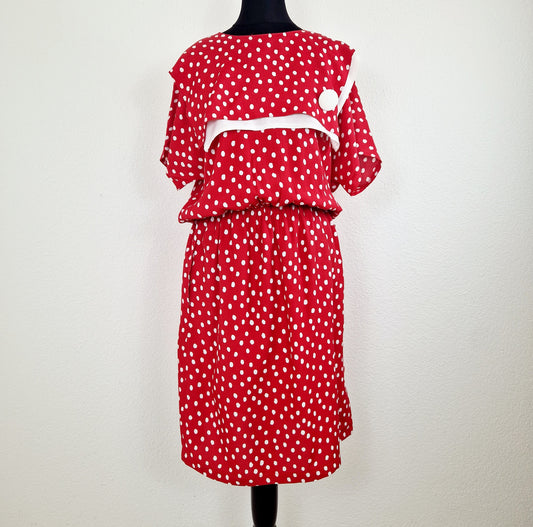 Einzigartiges und nachhaltiges Vintage Kleid, Kurzarm, in rot-weiss, mit Punkten. Unique and sustainable vintage dress, short sleeved, in red-white, with polka dots. Front.