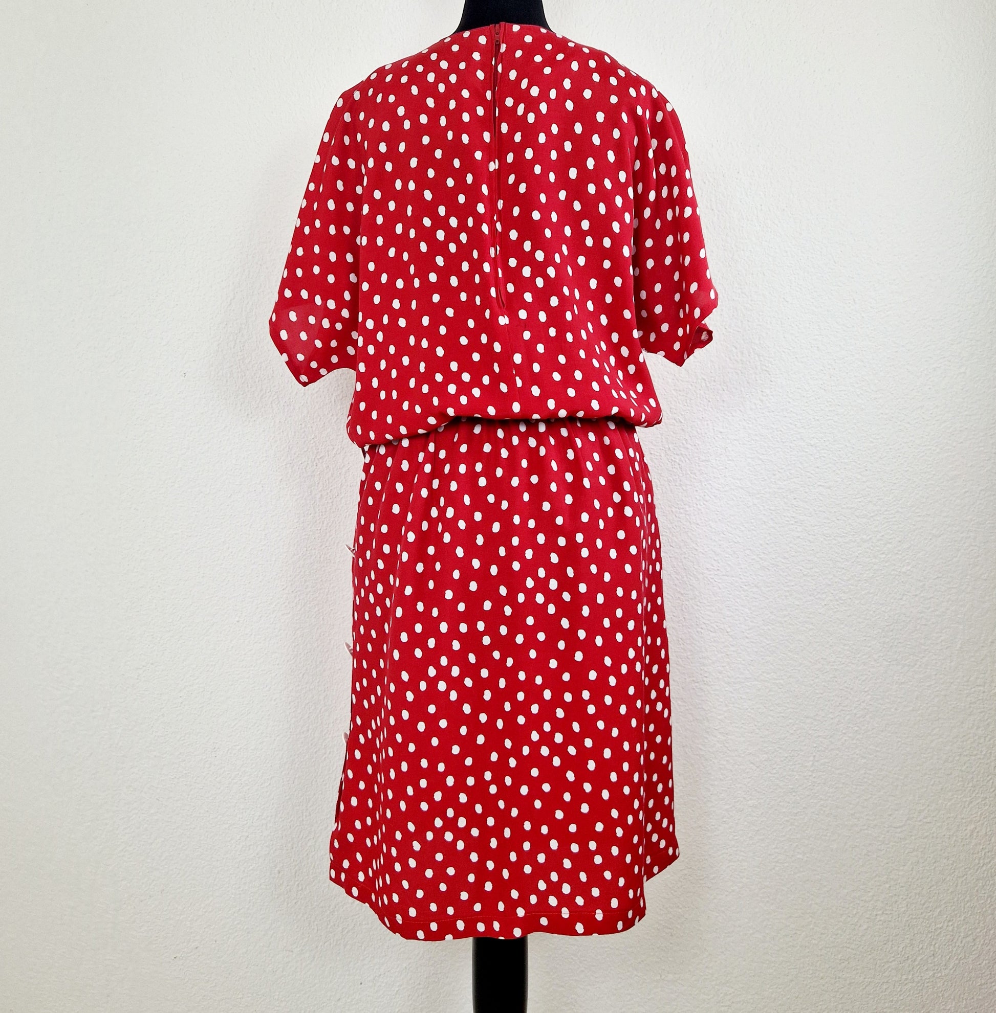 Einzigartiges und nachhaltiges Vintage Kleid, Kurzarm, in rot-weiss, mit Punkten. Unique and sustainable vintage dress, short sleeved, in red-white, with polka dots. Back.