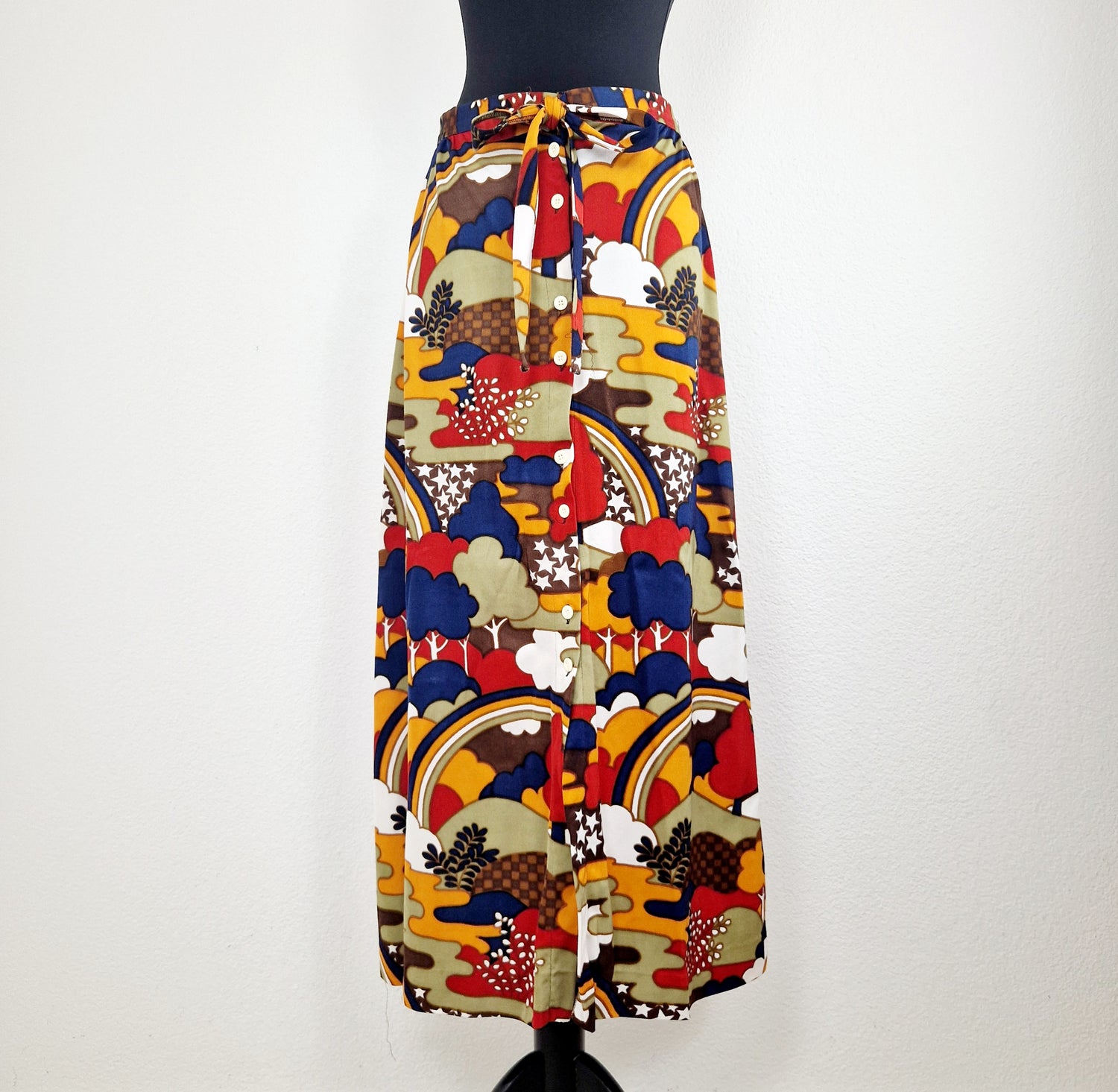 Einzigartiger und nachhaltiger Vintage Rock in rot-blau-orange mit Bäumen und Regenbögen. Unique and sustainable Vintage skirt in red-blue-orange with trees and rainbows. Front. 