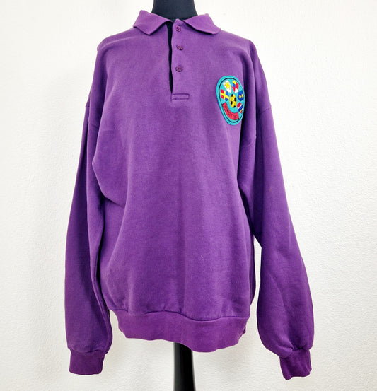Einzigartiges und nachhaltiges Vintage Sweatshirt in violett mit Kragen. Unique and sustainable Vintage Sweatshirt in purple with collar. Front. 