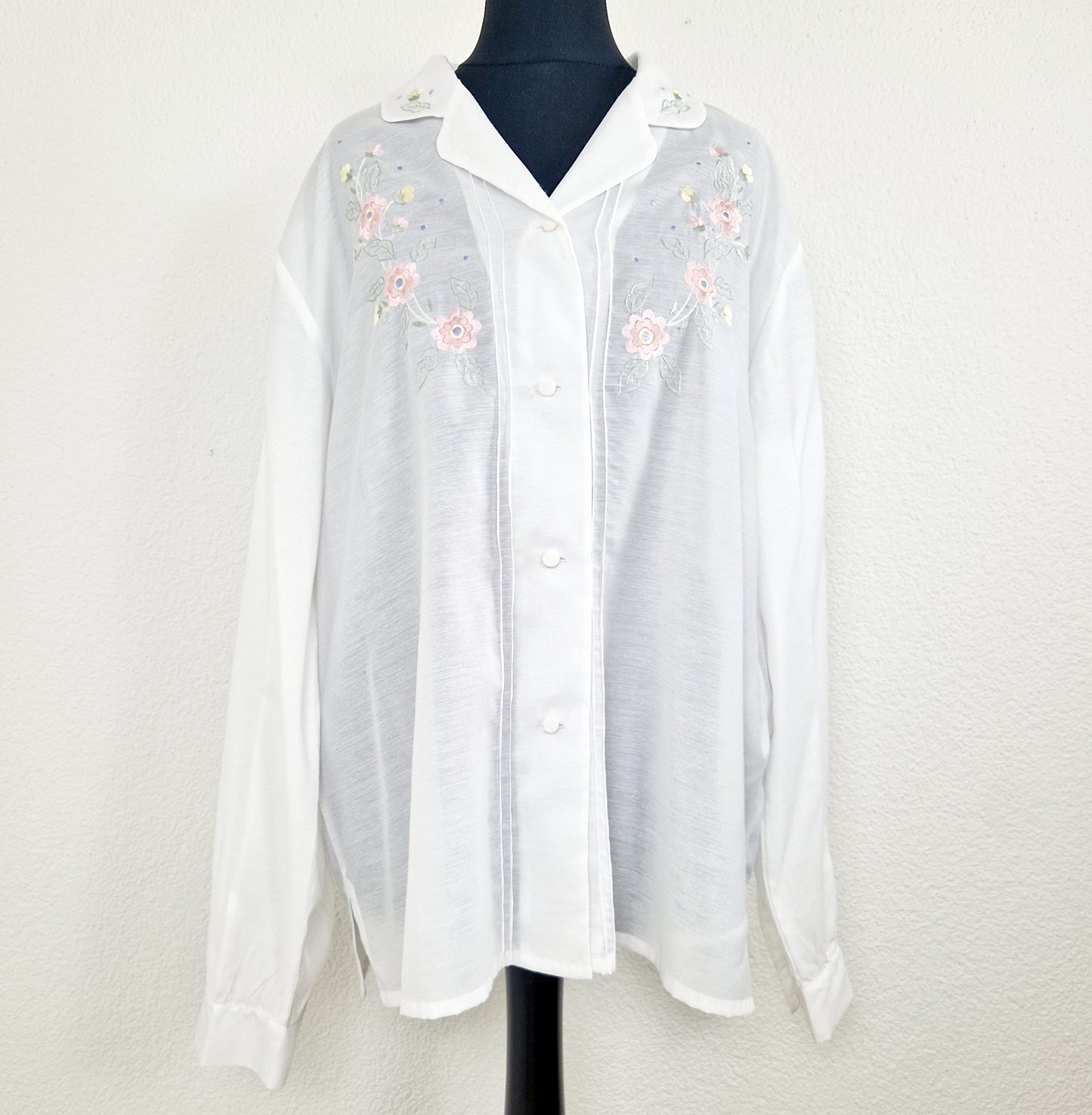 Einzigartige und nachhaltige Vintage Bluse in weiss mit Stickereien. Unique and sustainable vintage blouse in white with embroidery. Front.