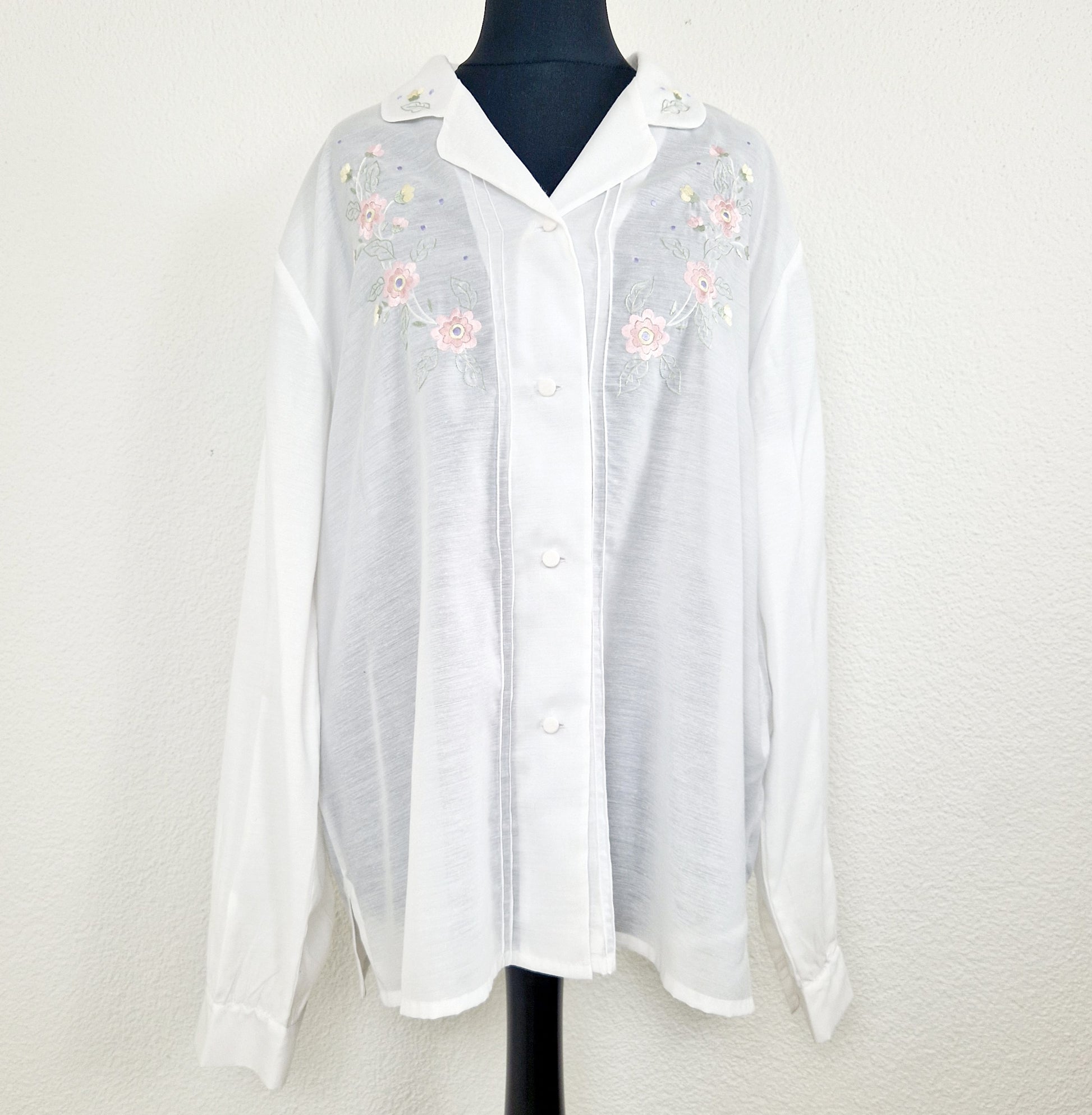 Einzigartige und nachhaltige Vintage Bluse in weiss mit Stickereien. Unique and sustainable vintage blouse in white with embroidery. Front.