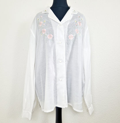 Einzigartige und nachhaltige Vintage Bluse in weiss mit Stickereien. Unique and sustainable vintage blouse in white with embroidery. Front.