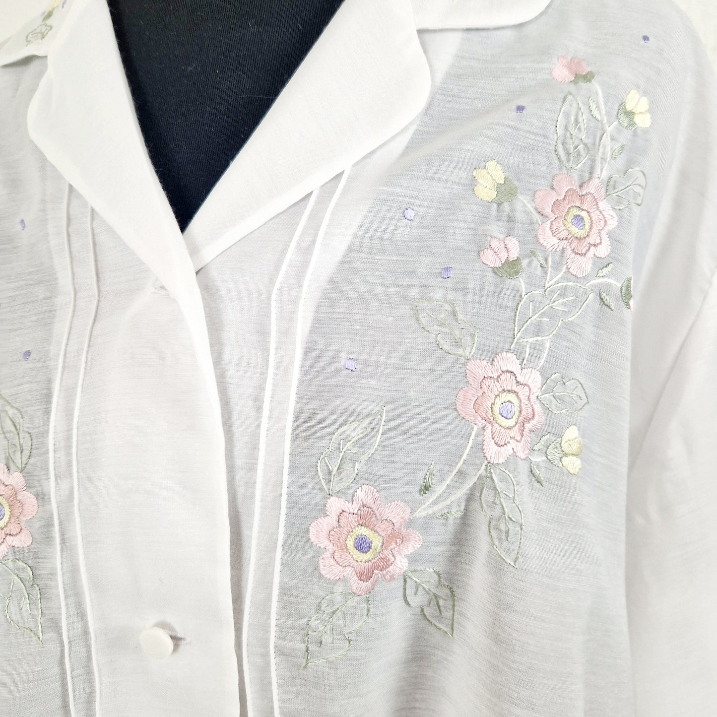 Einzigartige und nachhaltige Vintage Bluse in weiss mit Stickereien. Unique and sustainable vintage blouse in white with embroidery. Close-up.