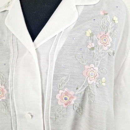 Einzigartige und nachhaltige Vintage Bluse in weiss mit Stickereien. Unique and sustainable vintage blouse in white with embroidery. Close-up.