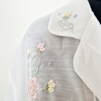 Einzigartige und nachhaltige Vintage Bluse in weiss mit Stickereien. Unique and sustainable vintage blouse in white with embroidery. Close-up 2.