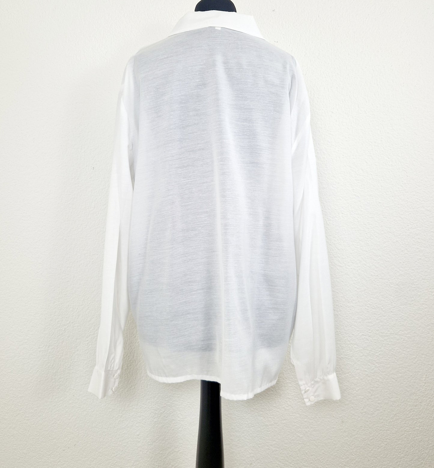 Einzigartige und nachhaltige Vintage Bluse in weiss mit Stickereien. Unique and sustainable vintage blouse in white with embroidery. Back.