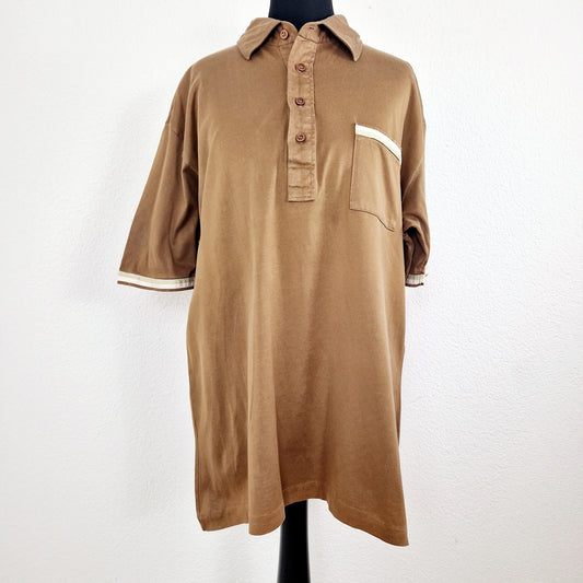 Einzigartiges und nachhaltiges Vintage T-Shirt, Polo, in braun. Unique and sustainable vintage t-shirt, polo shirt, in brown. Front.