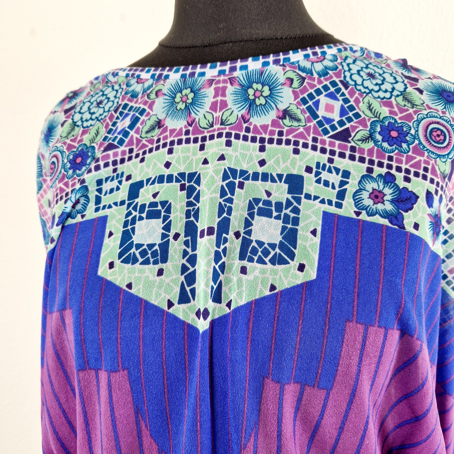 Einzigartiges und nachhaltiges Vintage Kleid, geometrisch und mit Blumen. Unique and sustainable vintage dress, geometric and with flowers. Close-up.