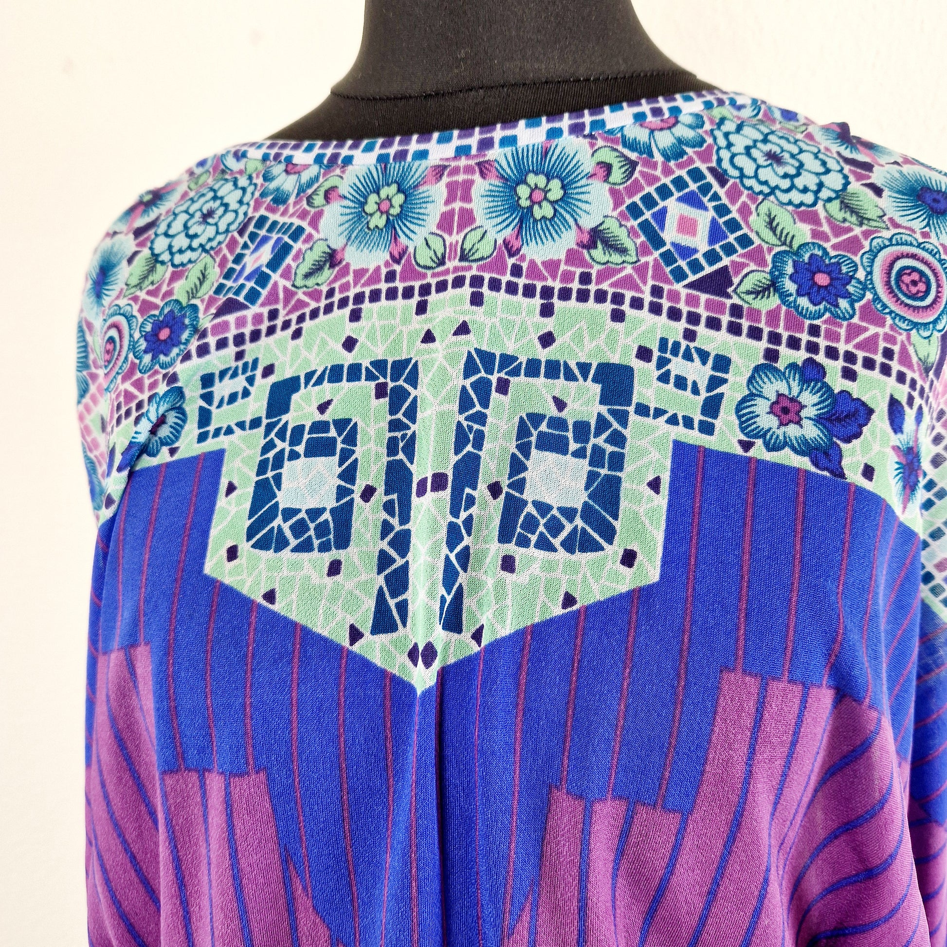Einzigartiges und nachhaltiges Vintage Kleid, geometrisch und mit Blumen. Unique and sustainable vintage dress, geometric and with flowers. Close-up.