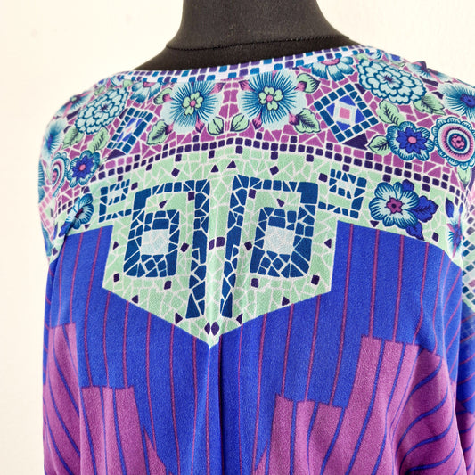 Einzigartiges und nachhaltiges Vintage Kleid, geometrisch und mit Blumen. Unique and sustainable vintage dress, geometric and with flowers. Close-up.