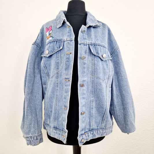 Einzigartige und nachhaltige Vintage Jeansjacke mit Daisy Duck. Unique and sustainable vintage jeans jacket with daisy duck. Front.