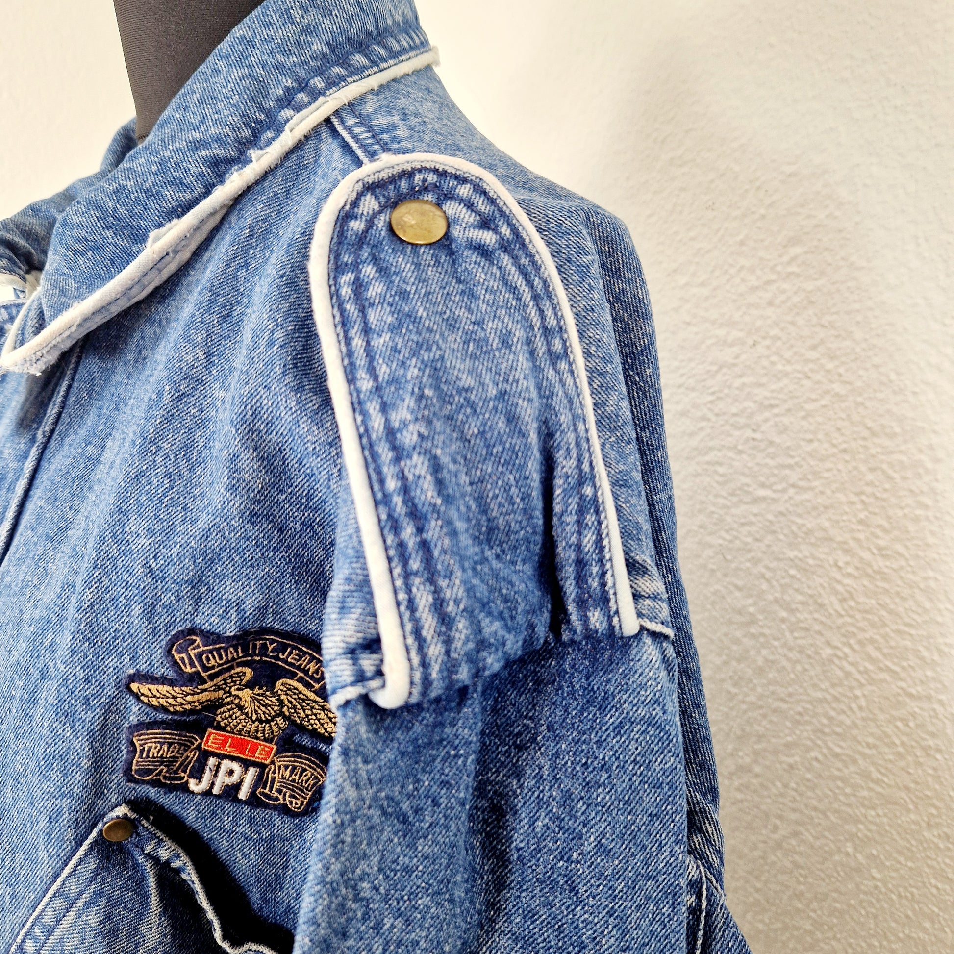 Einzigartige und nachhaltige Vintage Jeans Jacke, 80s Style. Unique and sustainable vintage jeans jacket, 80s style. Shoulder.