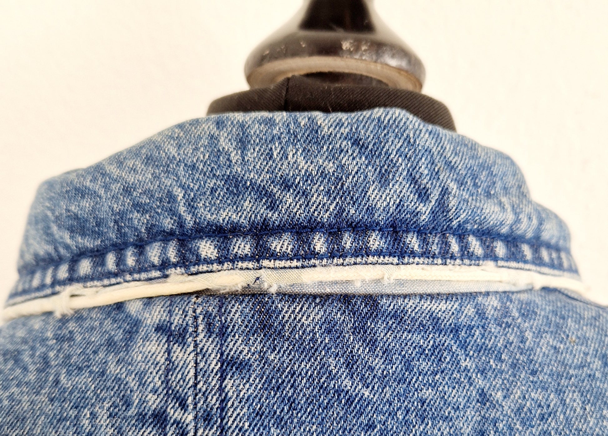 Einzigartige und nachhaltige Vintage Jeans Jacke, 80s Style. Unique and sustainable vintage jeans jacket, 80s style. Neck.