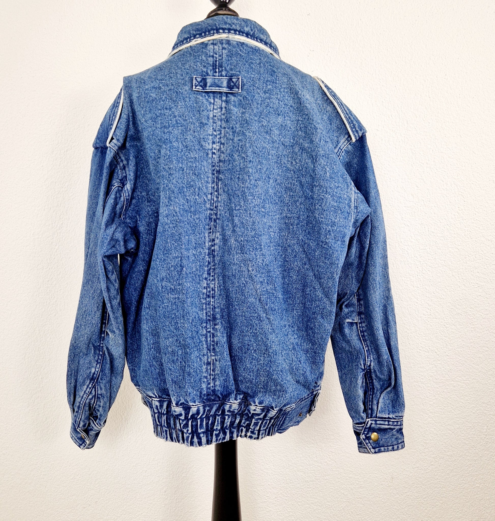 Einzigartige und nachhaltige Vintage Jeans Jacke, 80s Style. Unique and sustainable vintage jeans jacket, 80s style. Back.