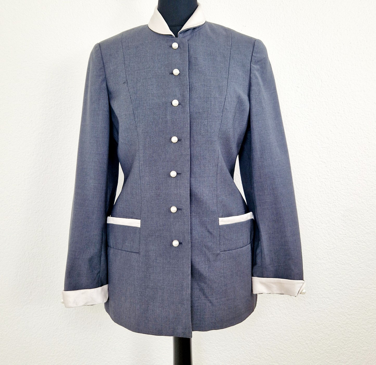 Einzigartiger und nachhaltiger Vintage Blazer in rauchblau. Unique and sustainable vintage blazer in smoke blue. Front.