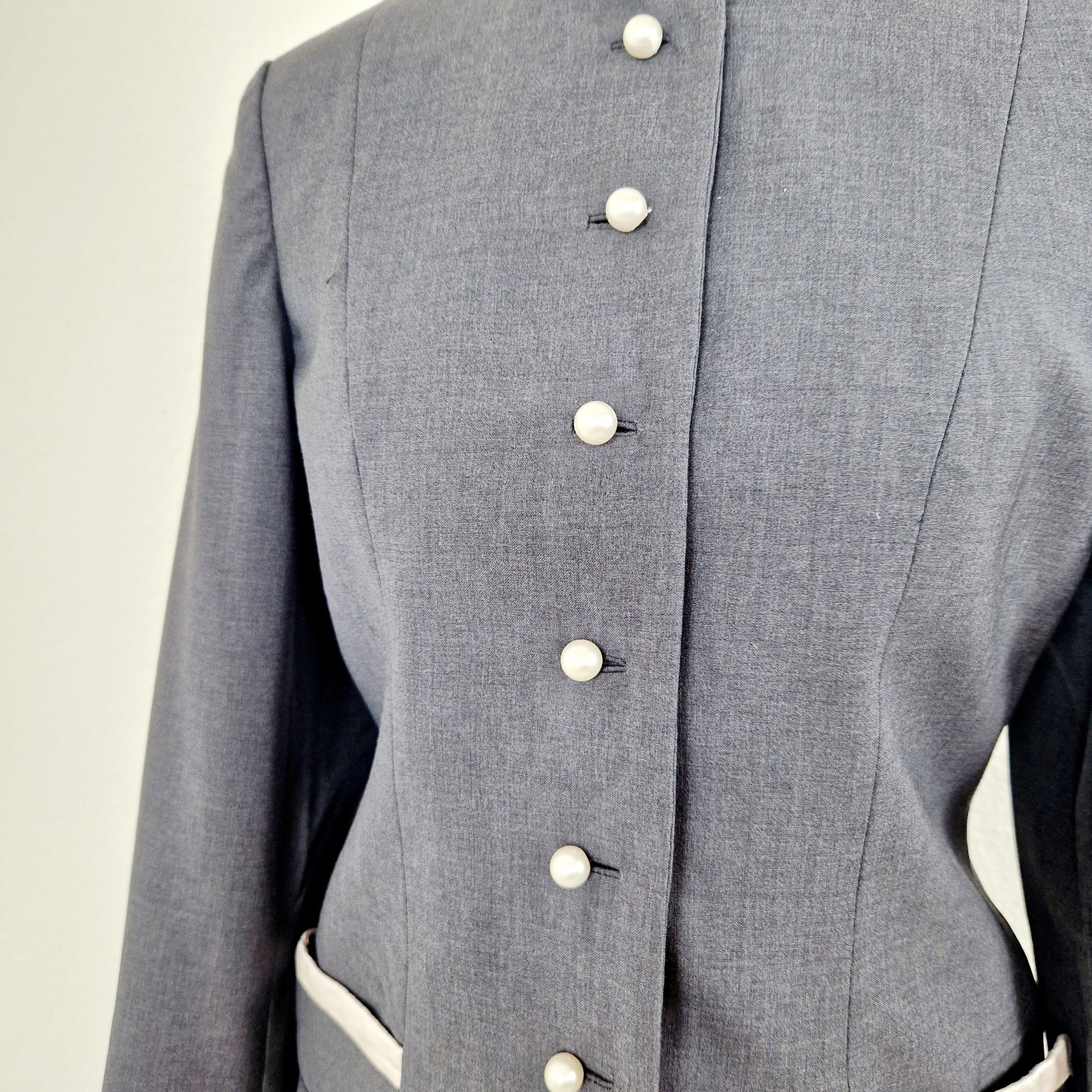 Einzigartiger und nachhaltiger Vintage Blazer in rauchblau. Unique and sustainable vintage blazer in smoke blue. Close-up.