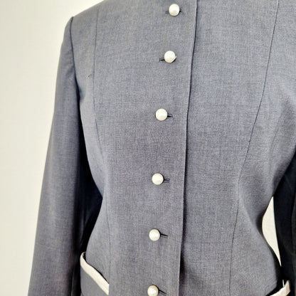 Einzigartiger und nachhaltiger Vintage Blazer in rauchblau. Unique and sustainable vintage blazer in smoke blue. Close-up.