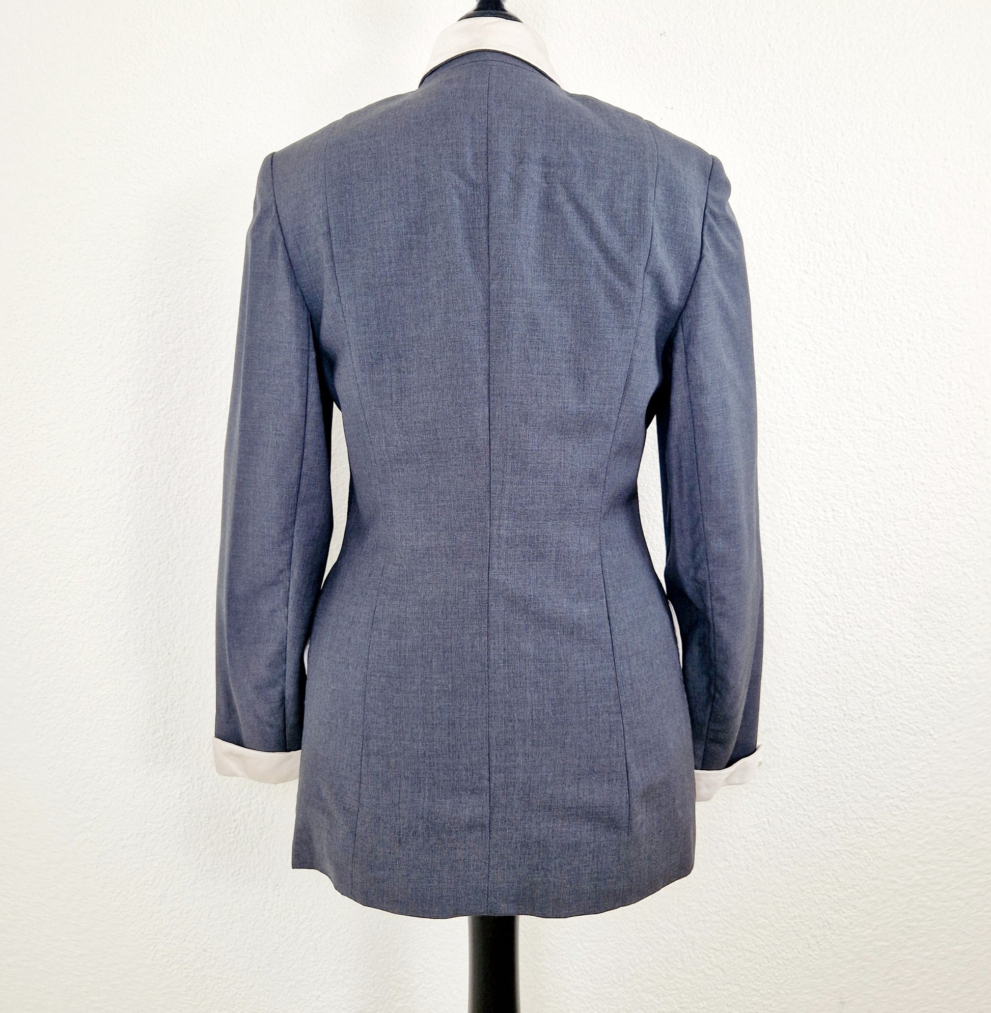 Einzigartiger und nachhaltiger Vintage Blazer in rauchblau. Unique and sustainable vintage blazer in smoke blue. Back.