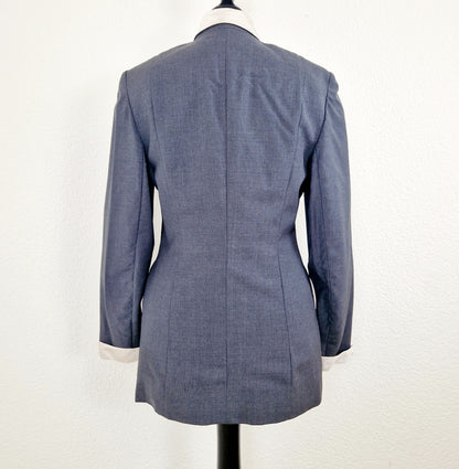 Einzigartiger und nachhaltiger Vintage Blazer in rauchblau. Unique and sustainable vintage blazer in smoke blue. Back.
