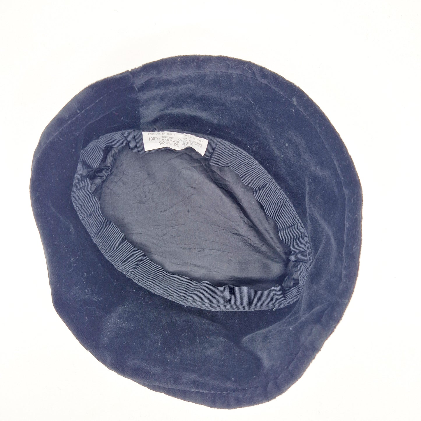 Einzigartiger und nachhaltiger Vintage Hut in schwarz aus Samt. Unique and sustainable vintage hat in black made of velvet. Below.