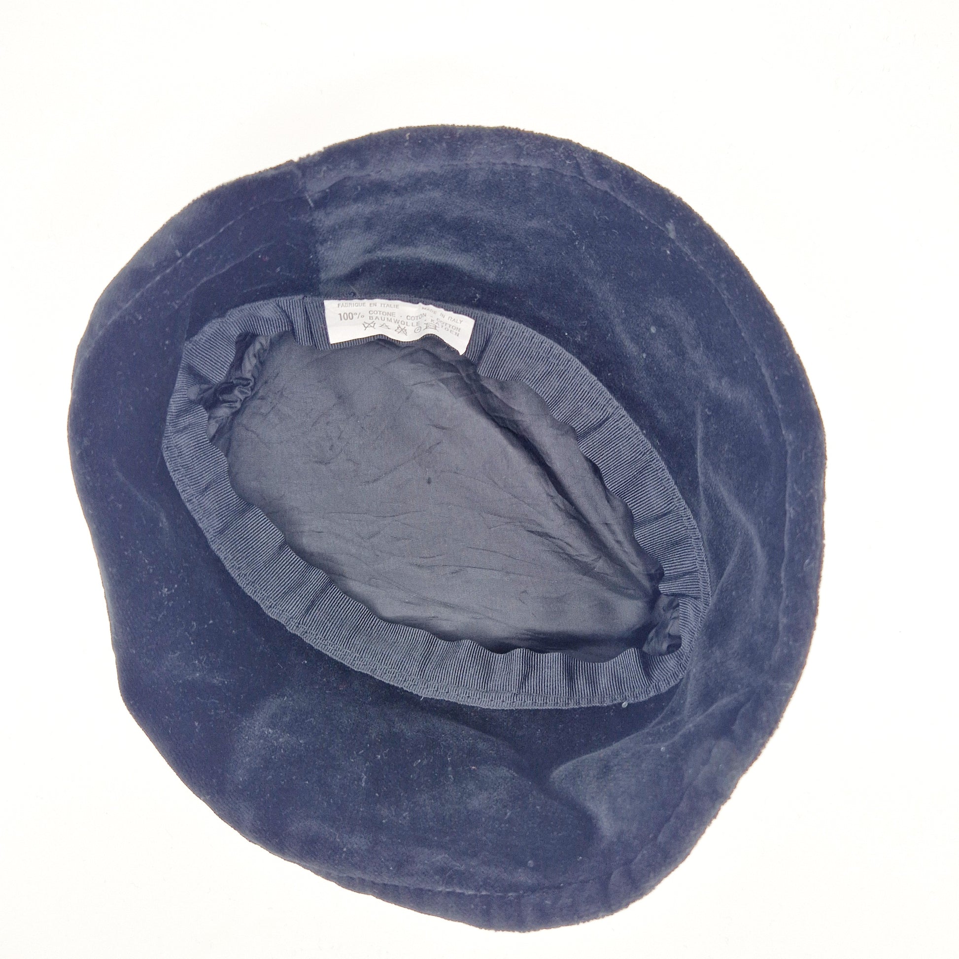 Einzigartiger und nachhaltiger Vintage Hut in schwarz aus Samt. Unique and sustainable vintage hat in black made of velvet. Below.