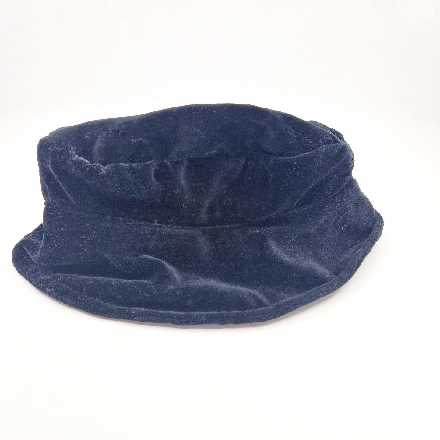 Einzigartiger und nachhaltiger Vintage Hut in schwarz aus Samt. Unique and sustainable vintage hat in black made of velvet. Front 2.