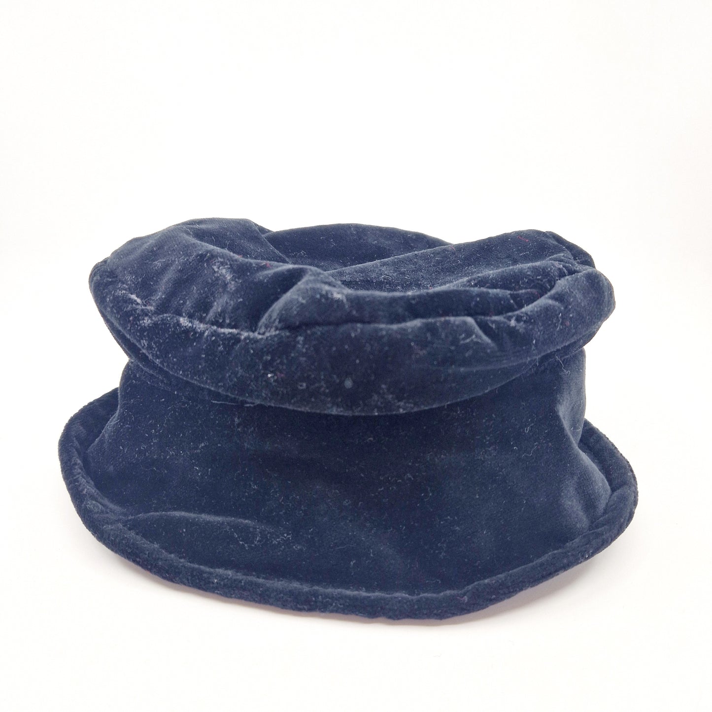Einzigartiger und nachhaltiger Vintage Hut in schwarz aus Samt. Unique and sustainable vintage hat in black made of velvet. Front.