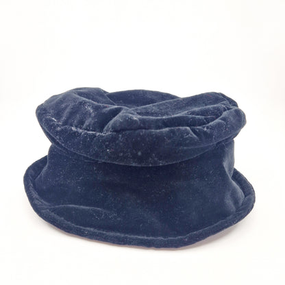Einzigartiger und nachhaltiger Vintage Hut in schwarz aus Samt. Unique and sustainable vintage hat in black made of velvet. Front.
