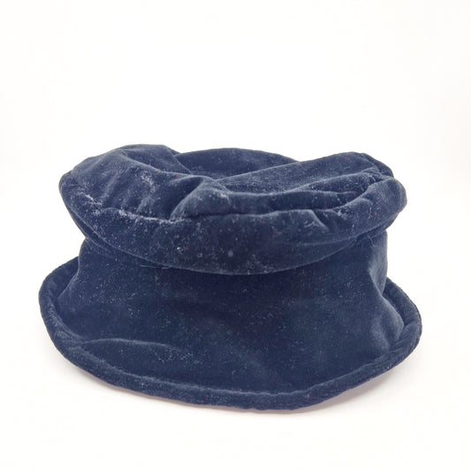 Einzigartiger und nachhaltiger Vintage Hut in schwarz aus Samt. Unique and sustainable vintage hat in black made of velvet. Front.