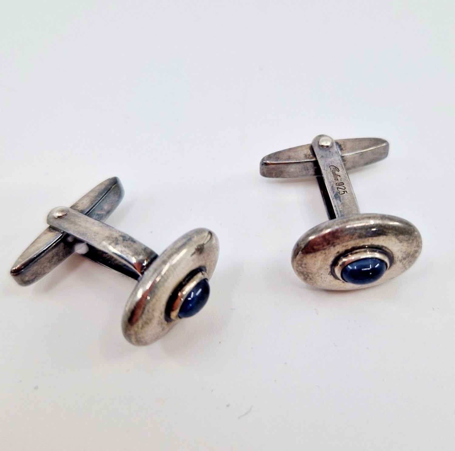 Einzigartige und nachhaltige Vintage Manschettenknöpfe in silber. Unique and sustainable vintage cufflinks in silver. Front.