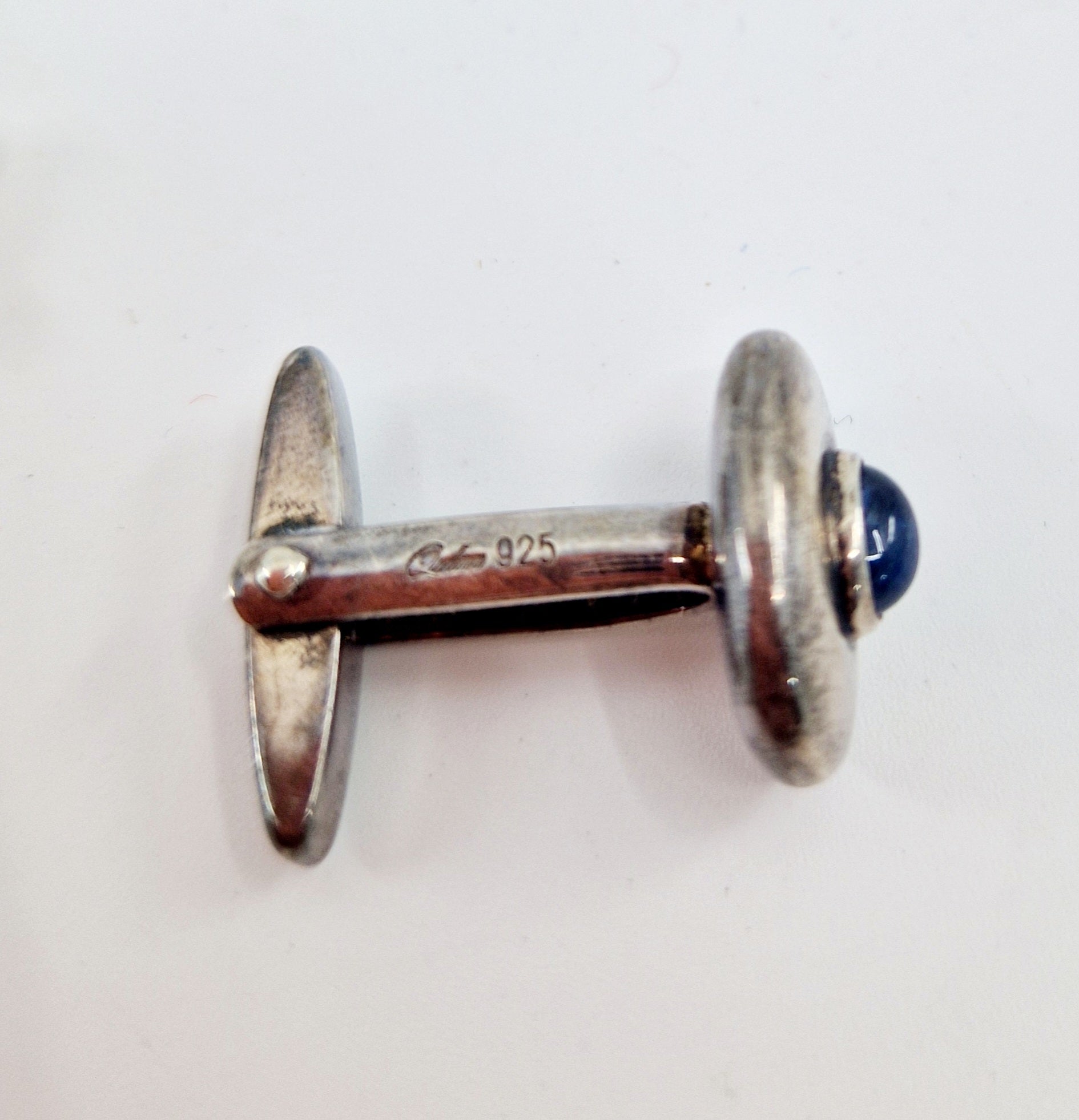 Einzigartige und nachhaltige Vintage Manschettenknöpfe in silber. Unique and sustainable vintage cufflinks in silver. Close-up.