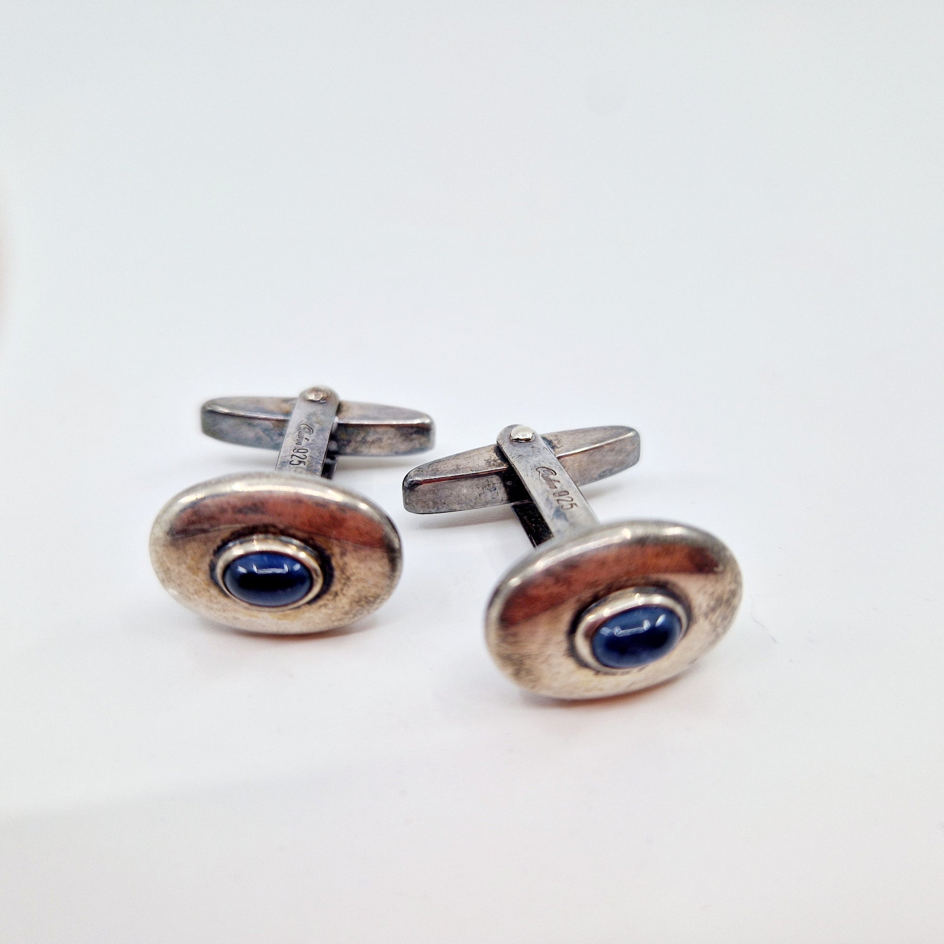 Einzigartige und nachhaltige Vintage Manschettenknöpfe in silber. Unique and sustainable vintage cufflinks in silver.  Front 2.