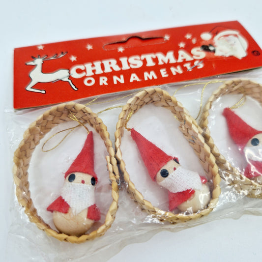 Einzigartiger und nachhaltiger Vintage Weihnachtsbaumschmuck. Unique and sustainable vintage christmas tree ornaments. Close-up.