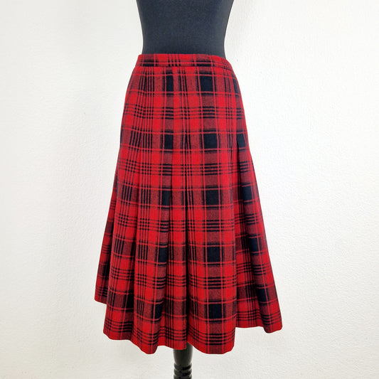 Einzigartiger und nachhaltiger Vintage Rock in rot-schwarz, kariert. Unique and sustainable vintage skirt in red-black, checked. Front.