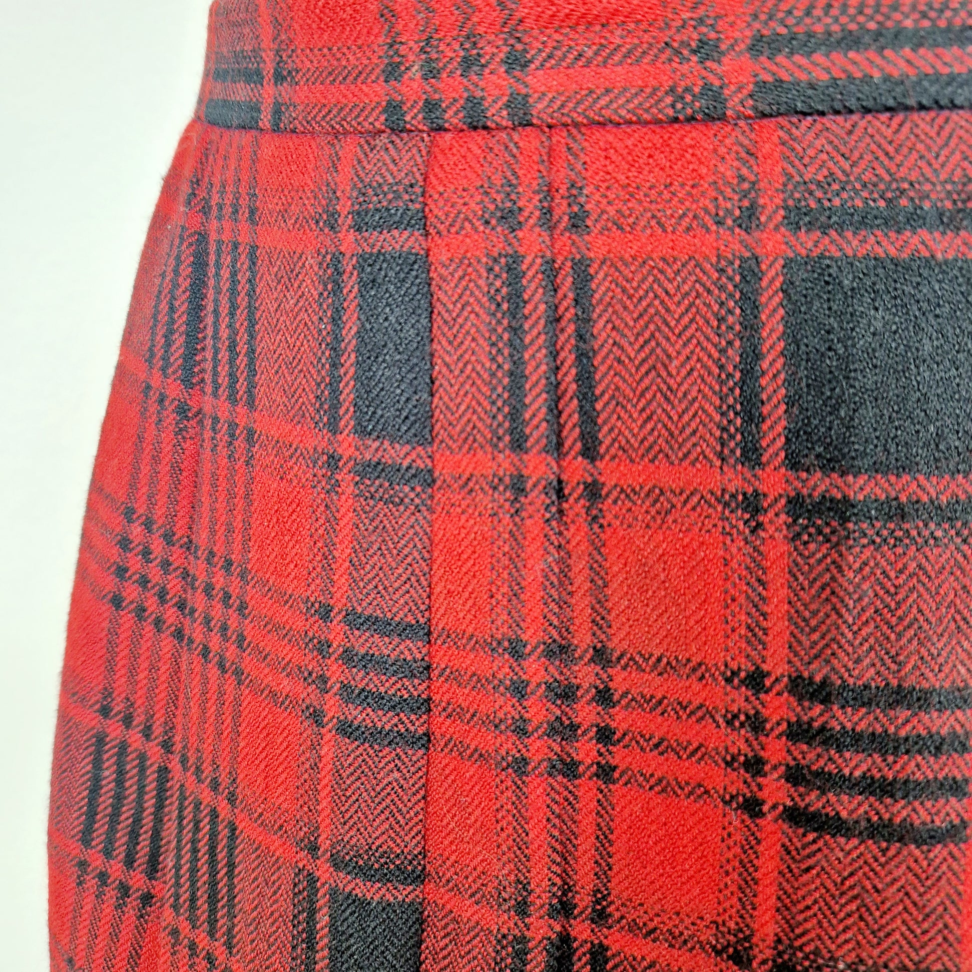 Einzigartiger und nachhaltiger Vintage Rock in rot-schwarz, kariert. Unique and sustainable vintage skirt in red-black, checked. Close-up.