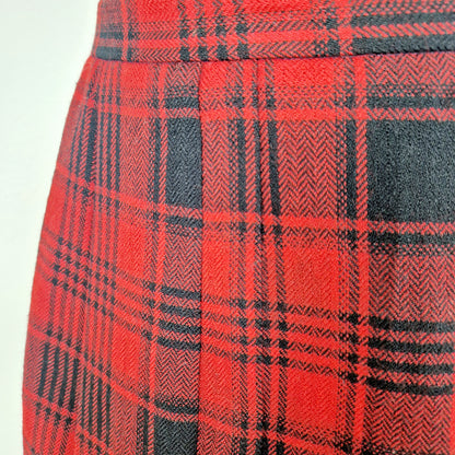 Einzigartiger und nachhaltiger Vintage Rock in rot-schwarz, kariert. Unique and sustainable vintage skirt in red-black, checked. Close-up.