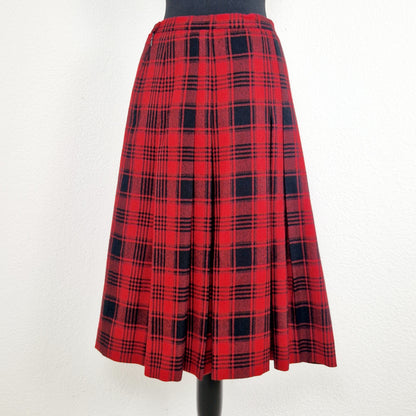 Einzigartiger und nachhaltiger Vintage Rock in rot-schwarz, kariert. Unique and sustainable vintage skirt in red-black, checked. Back.