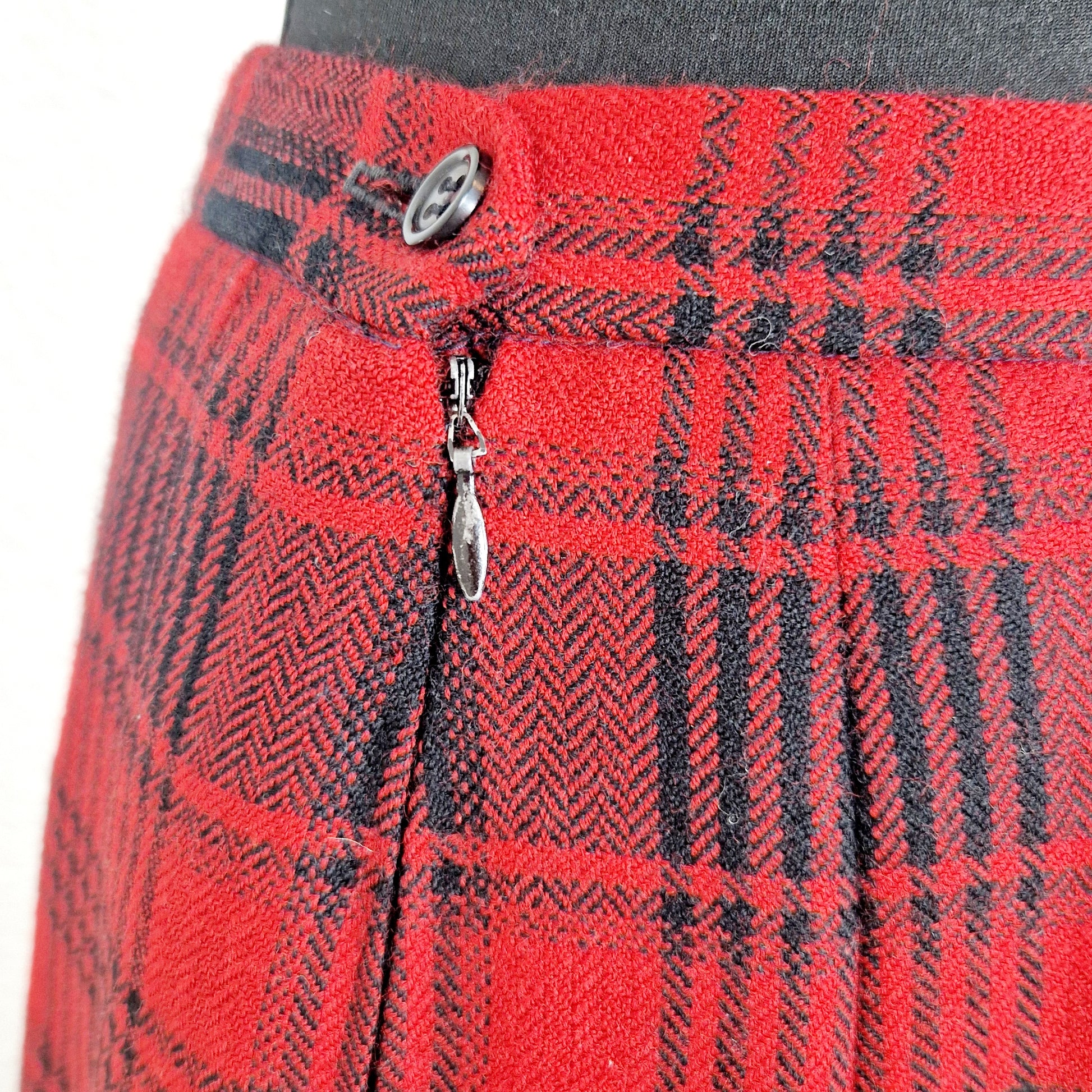 Einzigartiger und nachhaltiger Vintage Rock in rot-schwarz, kariert. Unique and sustainable vintage skirt in red-black, checked. Close-up 2.