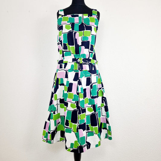 Einzigartiges und nachhaltiges Vintage Kleid, Träger, weiss-grün-lila, geometrisch. Unique and sustainable vintage dress, strapes, white-green-purple, geometric. Front. 