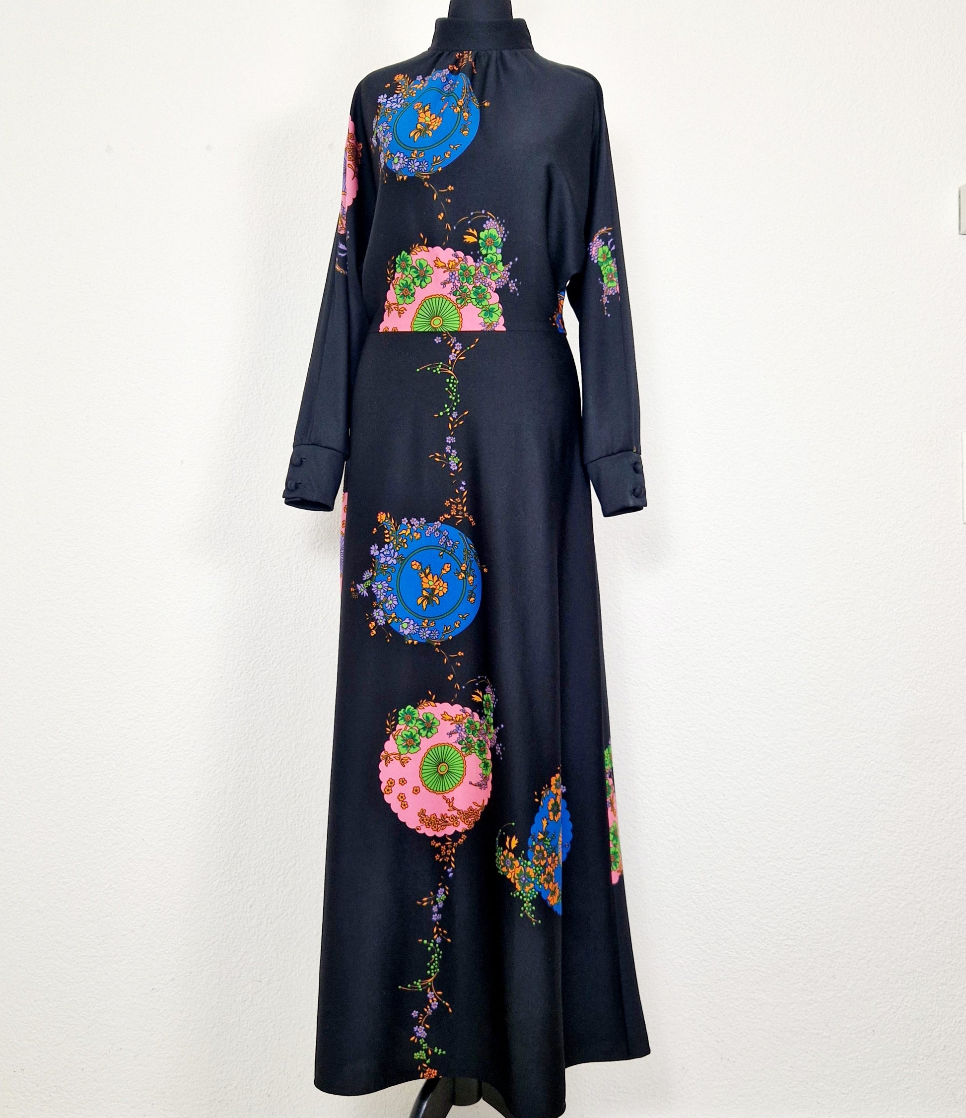 Einzigartiges und nachhaltiges Vintage Kleid in schwarz mit Blumen und Kreisen. Unique and sustainable vintage dress in black with flowers and circles. Front.