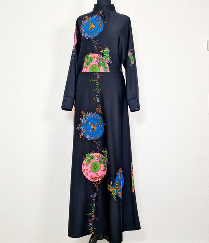 Einzigartiges und nachhaltiges Vintage Kleid in schwarz mit Blumen und Kreisen. Unique and sustainable vintage dress in black with flowers and circles. Front.