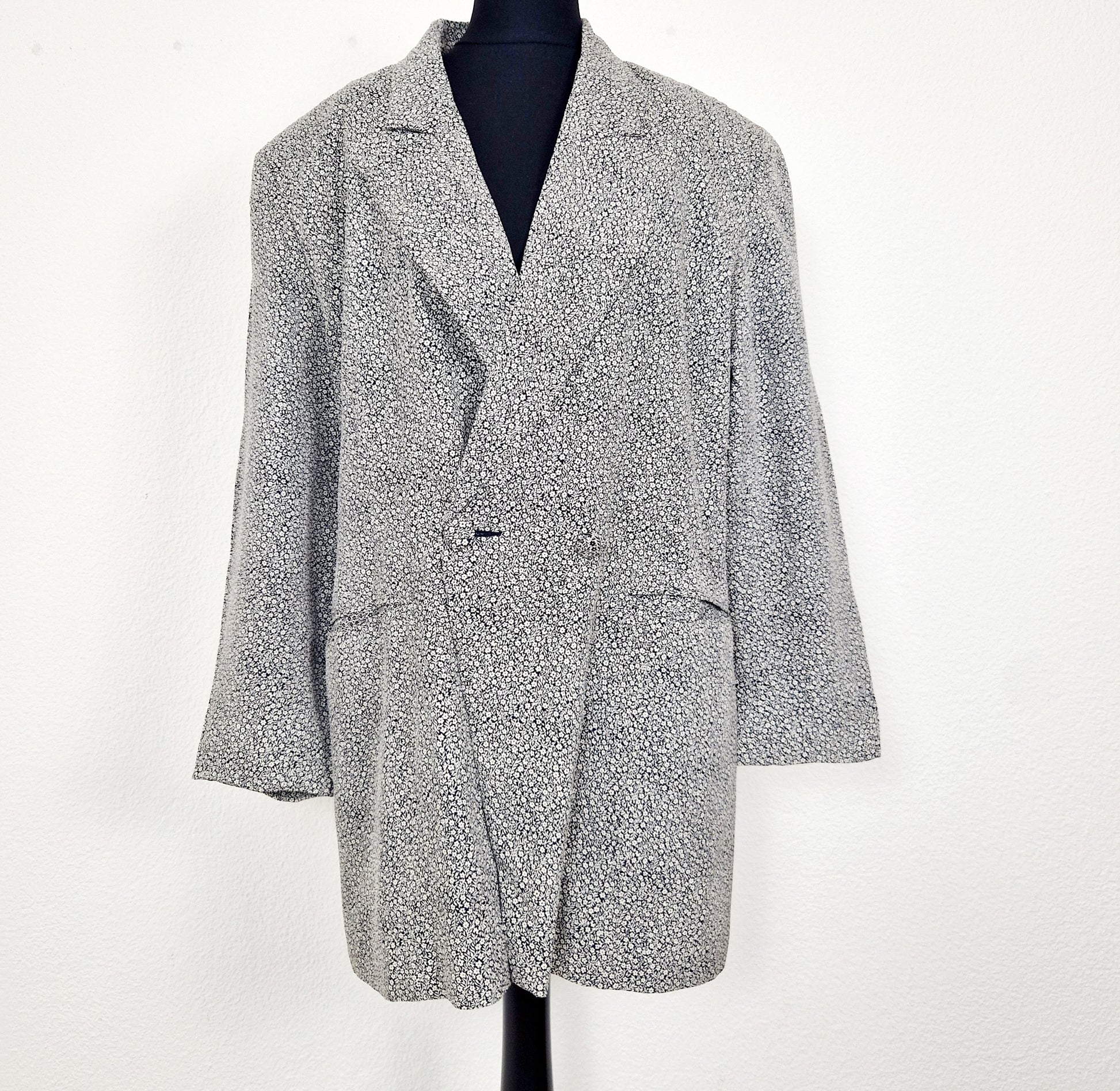 Einzigartiger und nachhaltiger Vintage Blazer in dunkelblau mit Blumen. Unique and sustainable vintage blazer in dark blue with flowers. Front. 