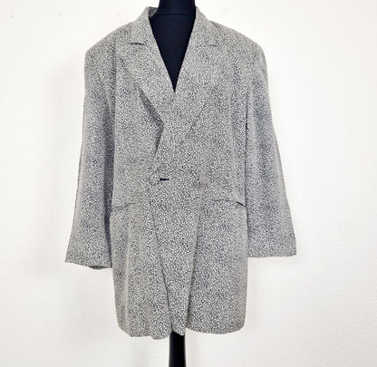 Einzigartiger und nachhaltiger Vintage Blazer in dunkelblau mit Blumen. Unique and sustainable vintage blazer in dark blue with flowers. Front. 